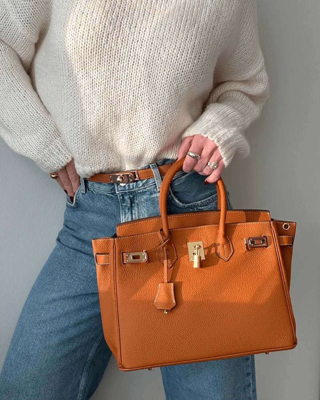 Amelia | Women’s Handbag with a Structured Top Handle Design